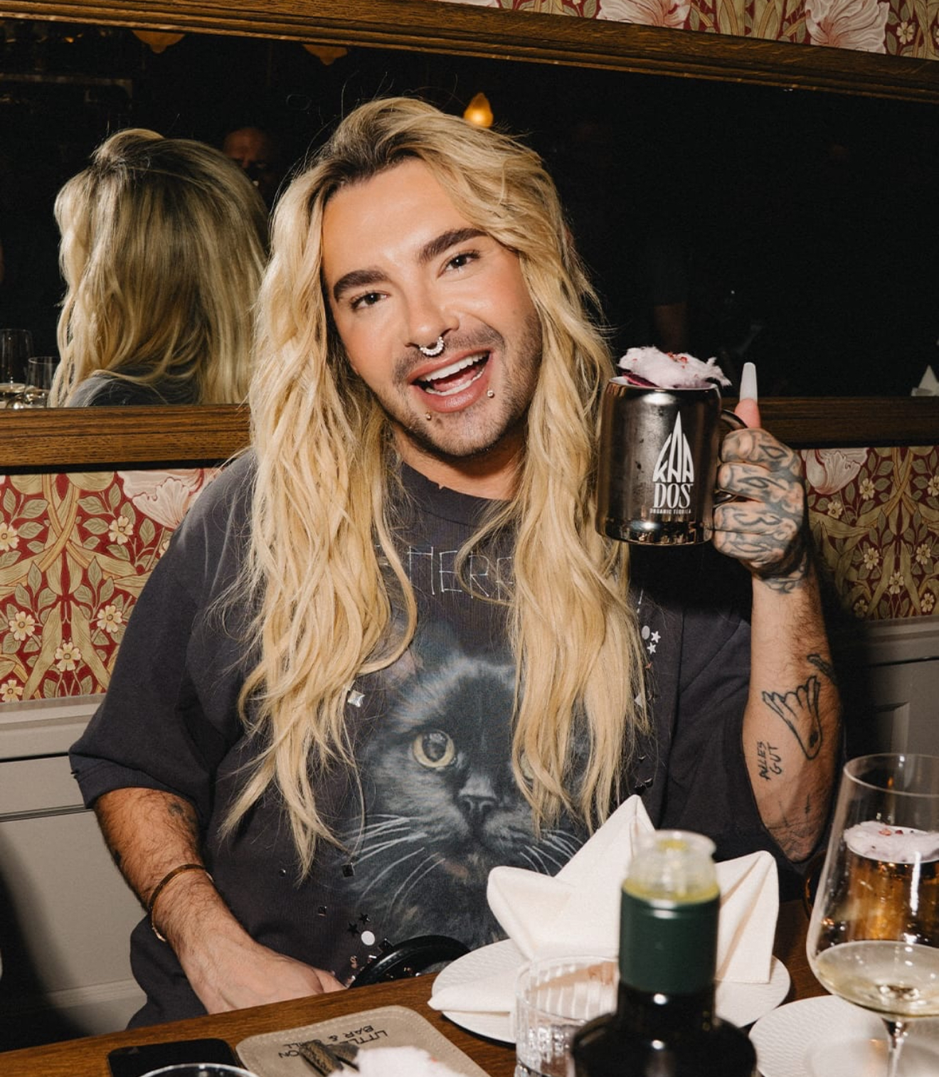 Bill Kaulitz mit KAADOS × LOGOKRUG Krügerl — Corporate Edition