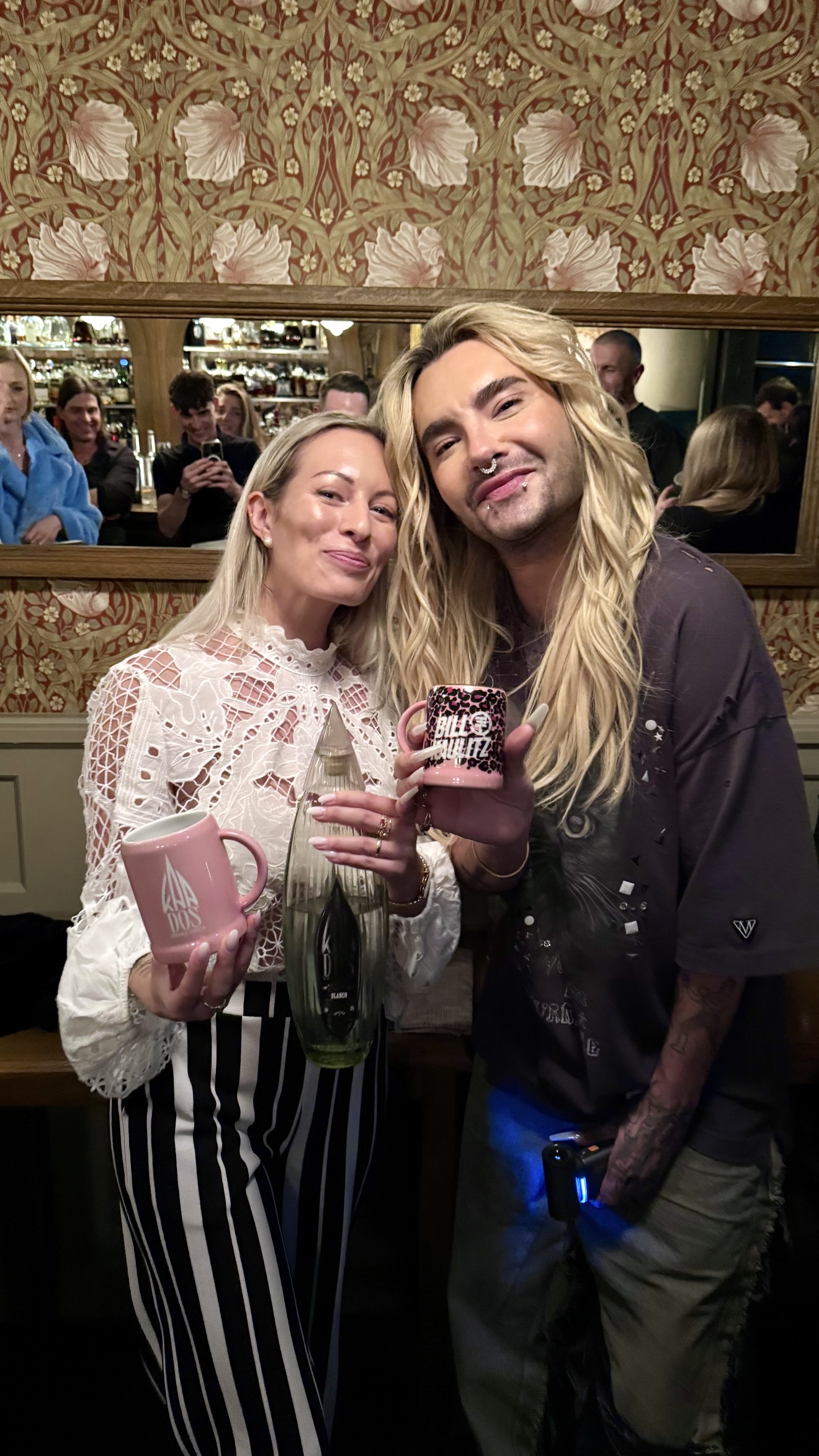 Bill Kaulitz mit LOGOKRUG Krügerl auf dem Oktoberfest — KAADOS Case