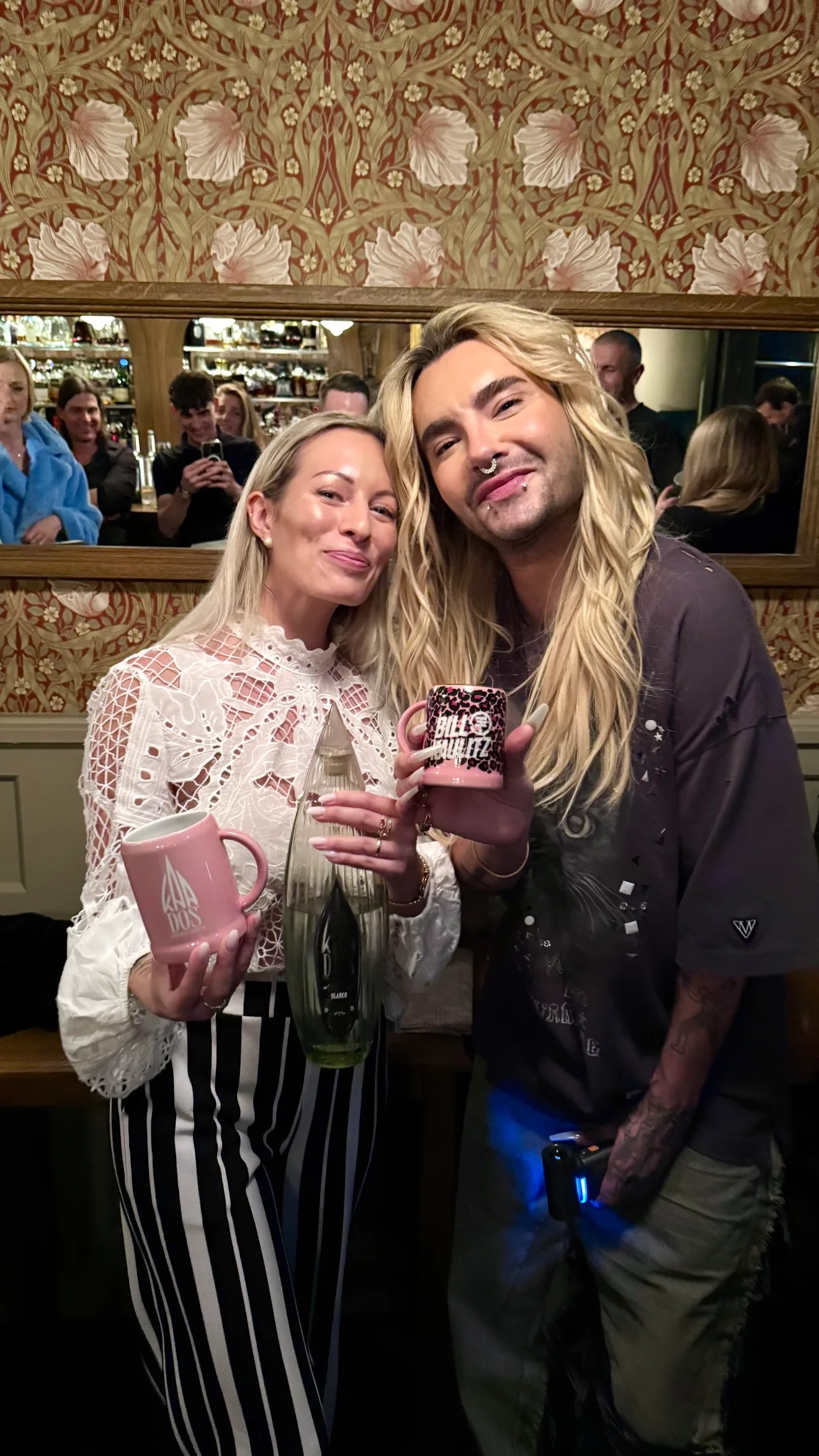 Bill Kaulitz mit LOGOKRUG Krügerl auf dem Oktoberfest — KAADOS Case