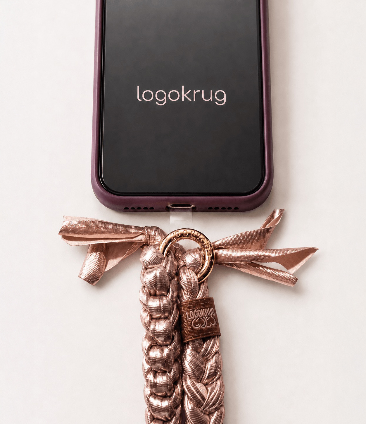 Smartphone mit LOGOKRUG Loopheart als Handykette und Adapter