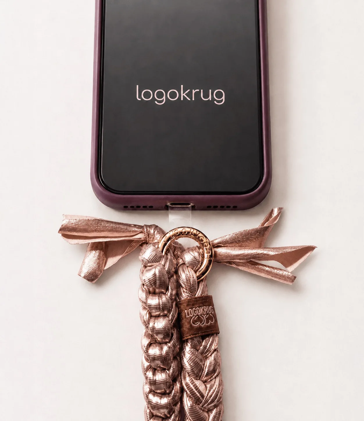 Smartphone with LOGOKRUG Loopheart as a phone chain and adapter