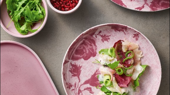 Rosa Porzellan mit Ceviche und Beilagen