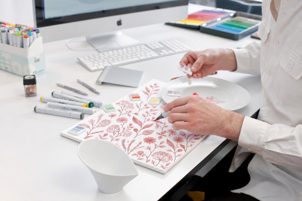 Designentwurf für ein eigenes Porzellandekor am Arbeitstisch